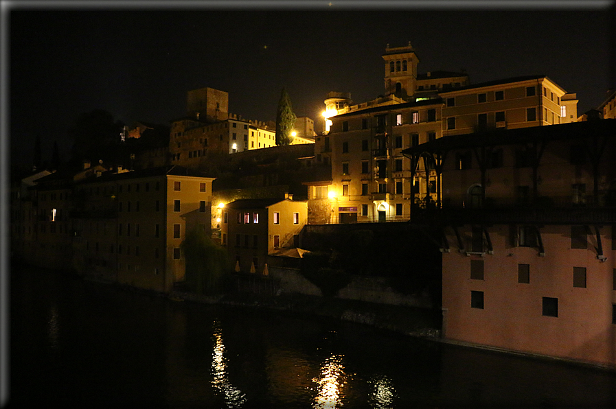 foto Bassano del Grappa di notte